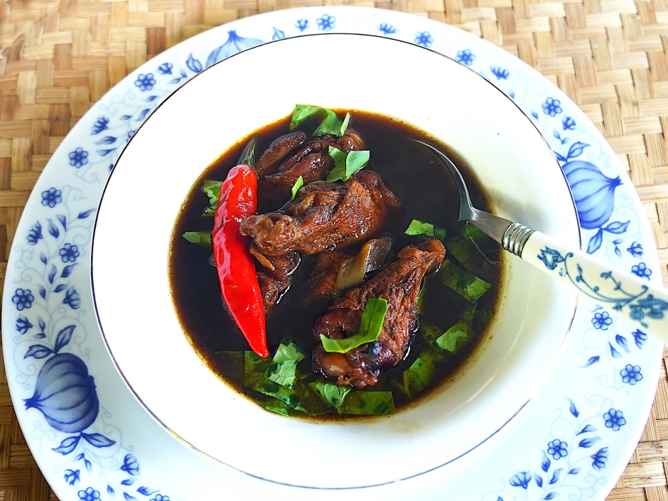 Indonesische, schwarze Hühnersuppe, Gulai ayam alla Mira