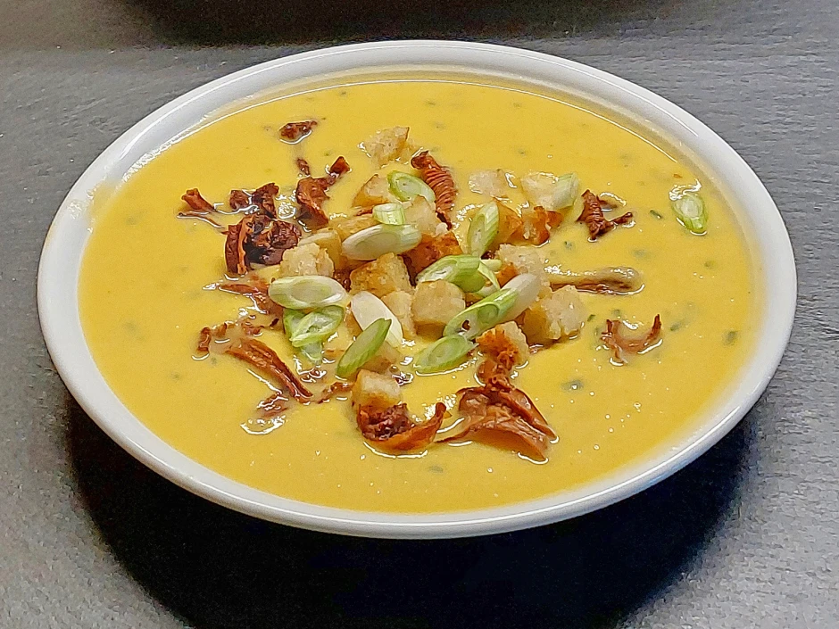 K&uuml;rbiscremesuppe mit Schwammerln