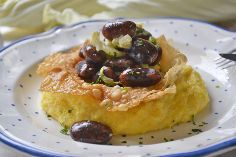 Mini-Strudel mit Chinakohl und K&auml;ferbohnen auf Polenta