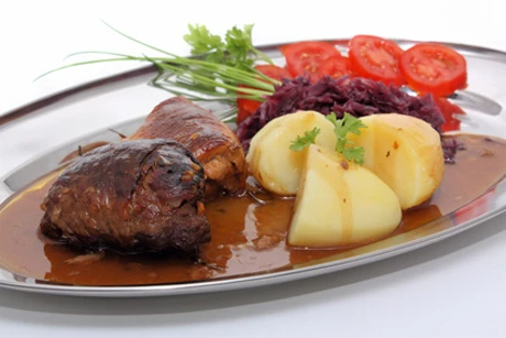 Rindsrouladen mit Kartoffeln und Rotkraut