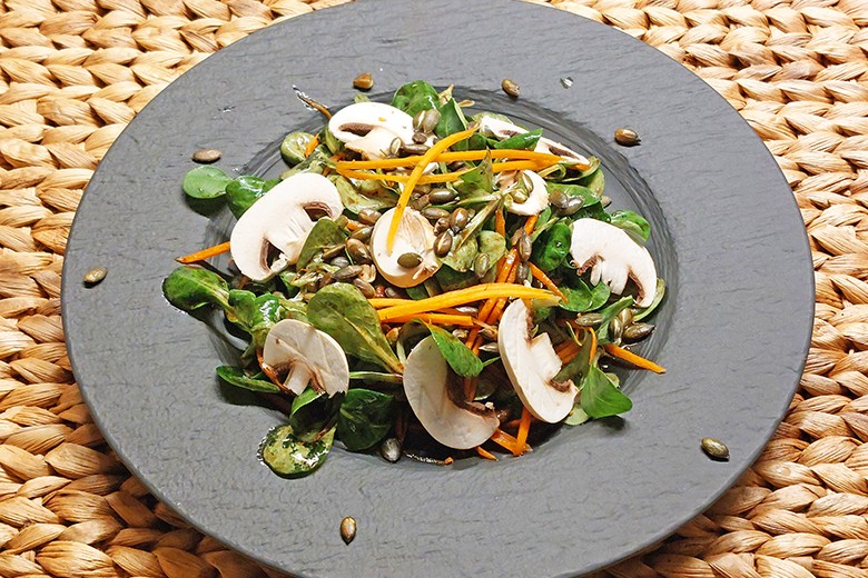 Vogerlsalat mit Champignons