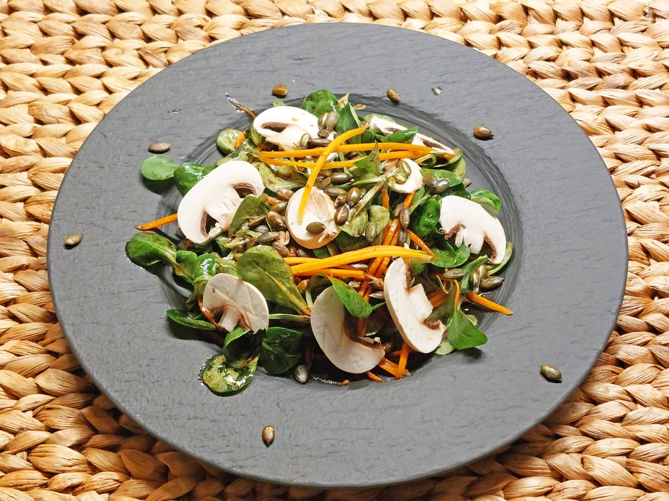 Vogerlsalat mit Champignons