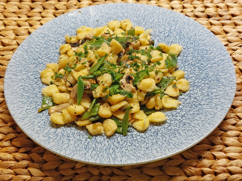 Knöpflepfanne mit Champignons und Zuckerschoten