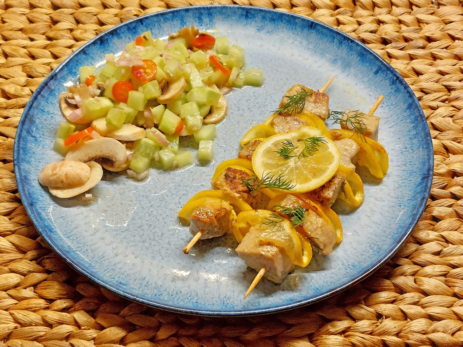 Thunfisch-Spieße mit Gurkensalat