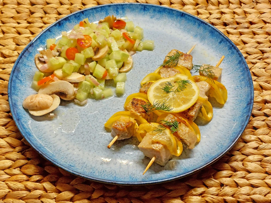 Thunfisch-Spieße mit Gurkensalat