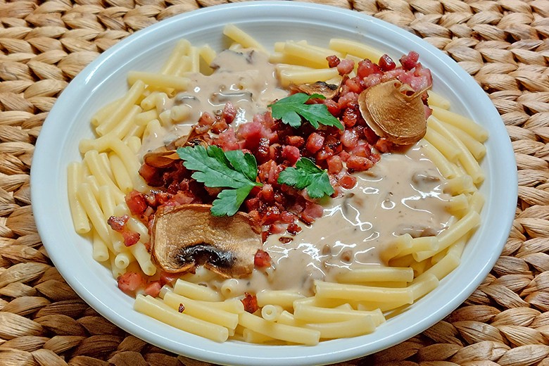 Makkaroni mit Speck-Pilzsoße