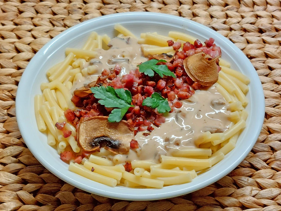 Makkaroni mit Speck-Pilzsoße