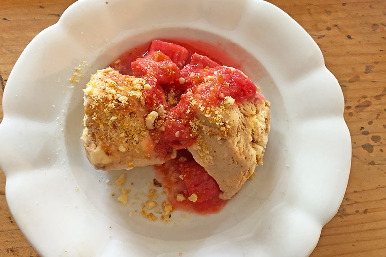 Bananen-Kokos-Eis mit karamellisierten Nüssen