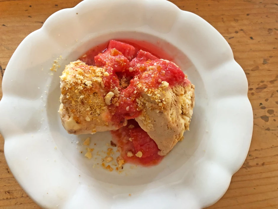 Bananen-Kokos-Eis mit karamellisierten N&uuml;ssen