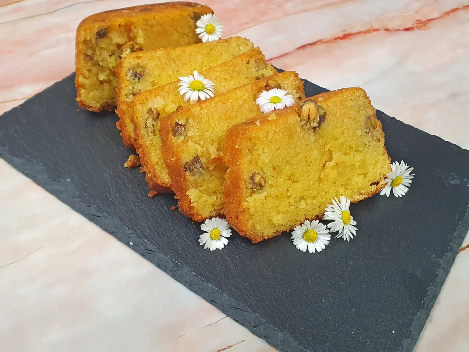 Getränkter Osterkuchen mit Pistazien