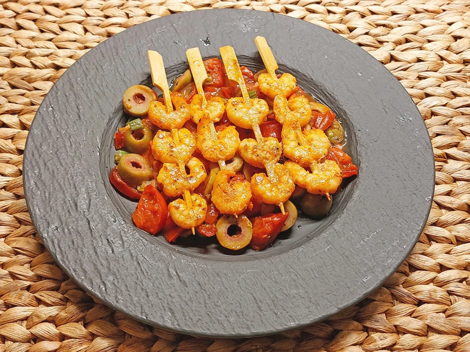 Garnelenspie&szlig;e auf pikanten Tomatensugo