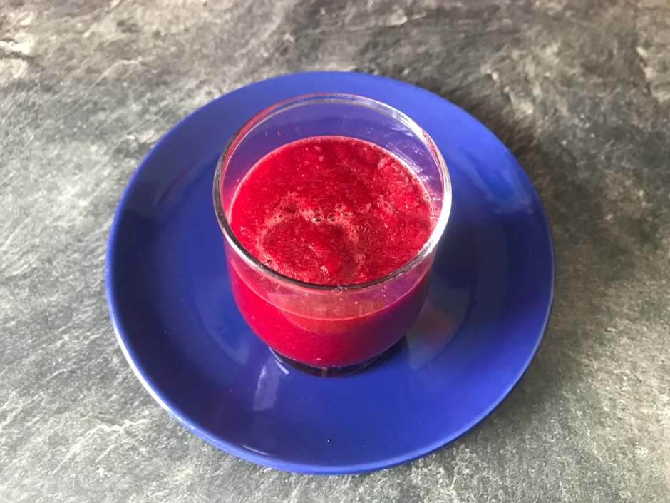 Rote R&uuml;ben-Apfel-Smoothie mit Ingwer