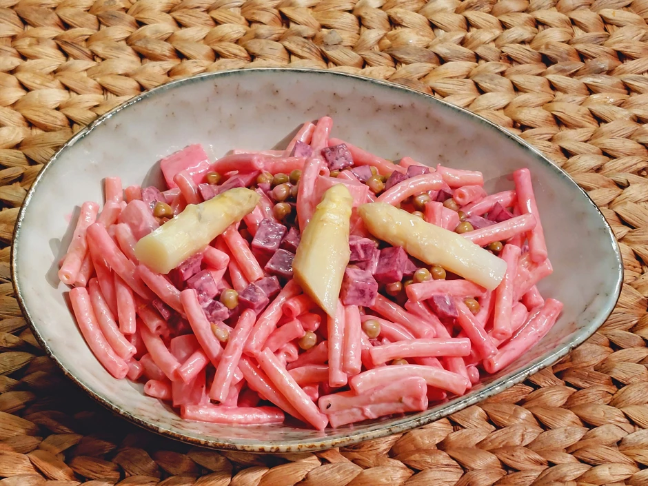 Roter Nudelsalat mit Spargel