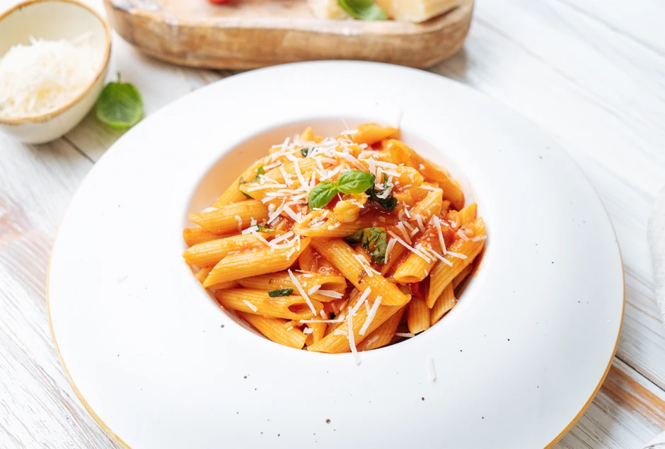 Mozzarella-Tomatensauce mit Nudeln