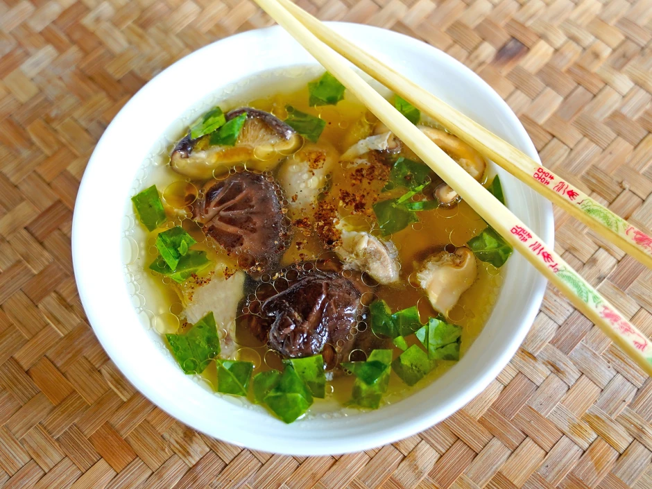 H&uuml;hnersuppe mit Pilzen &mdash; Jiang Gu Qing Dun Ji