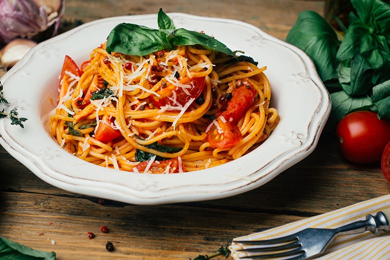 Spaghetti mit Tomatensauce und Parmesan