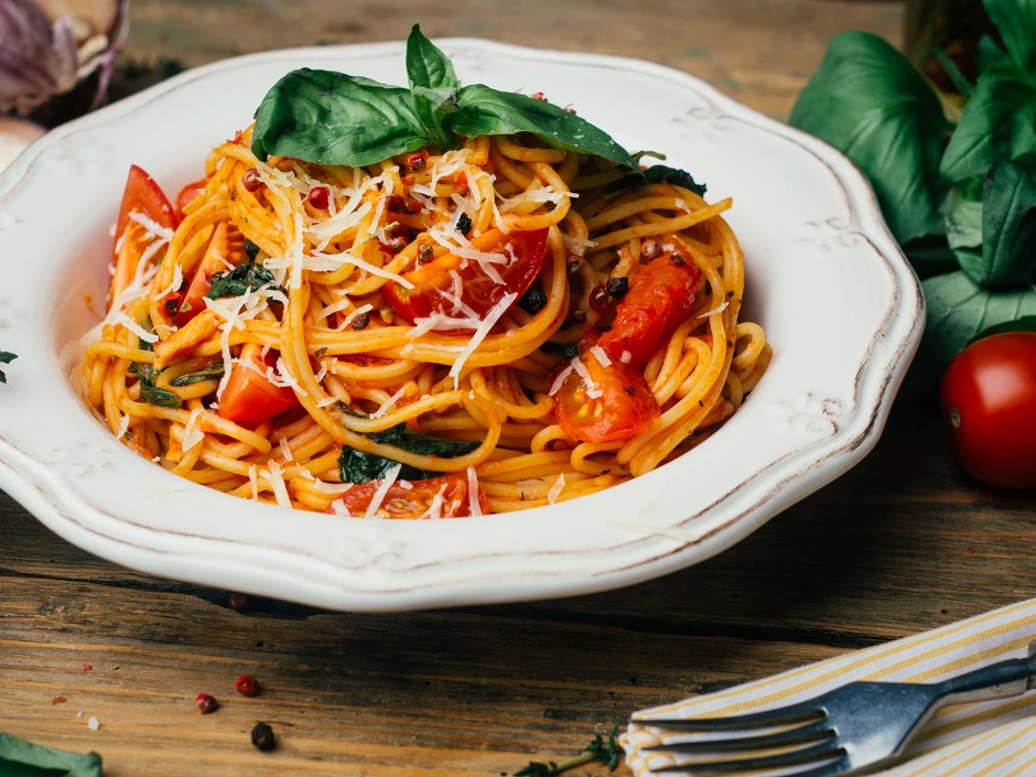 Spaghetti mit Tomatensauce und Parmesan