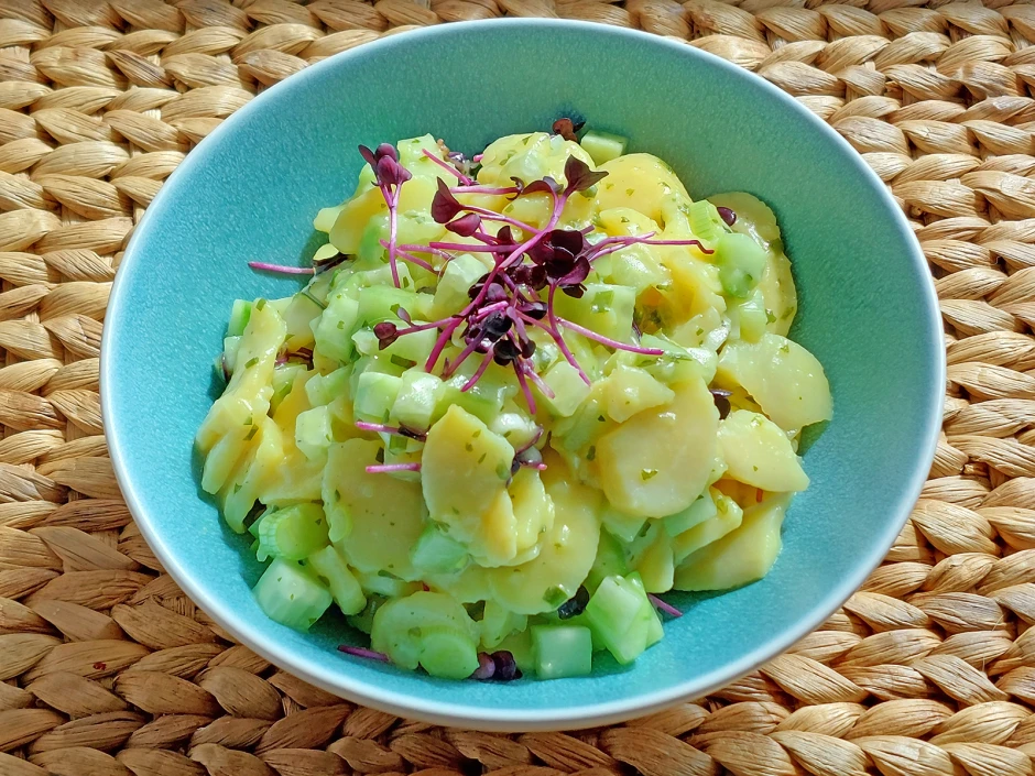 Erd&auml;pfelsalat mit Gurke und Kresse