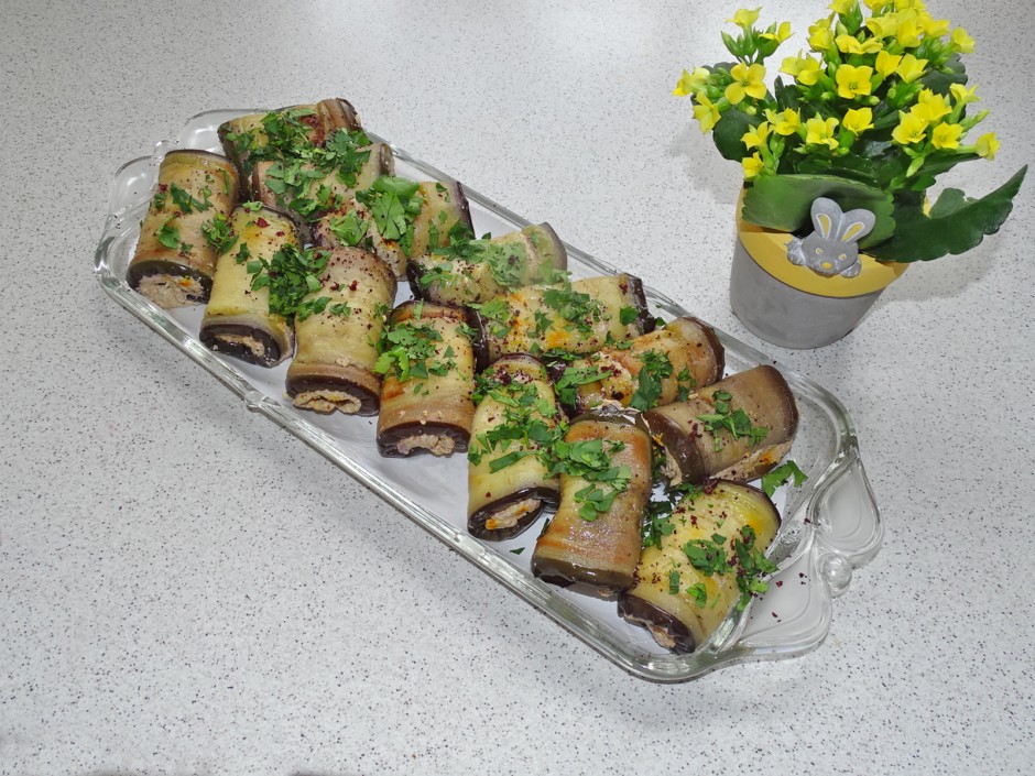 Melanzaniröllchen mit Walnussfülle