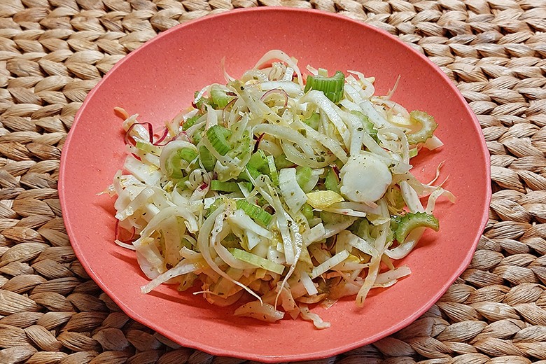 Stangensellerie-Fenchel-Salat