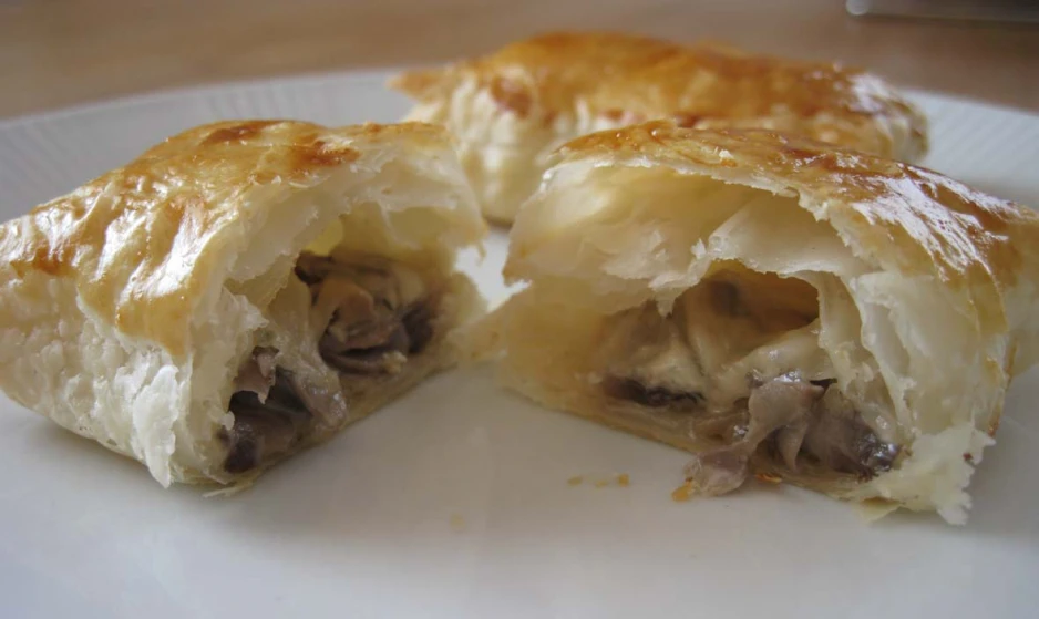 Bl&auml;tterteigtaschen mit Pilzen