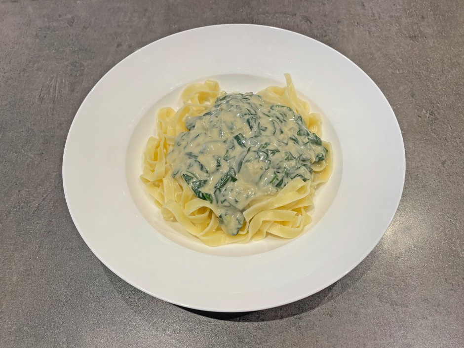 Tagliatelle mit Spinat-Mandelsauce