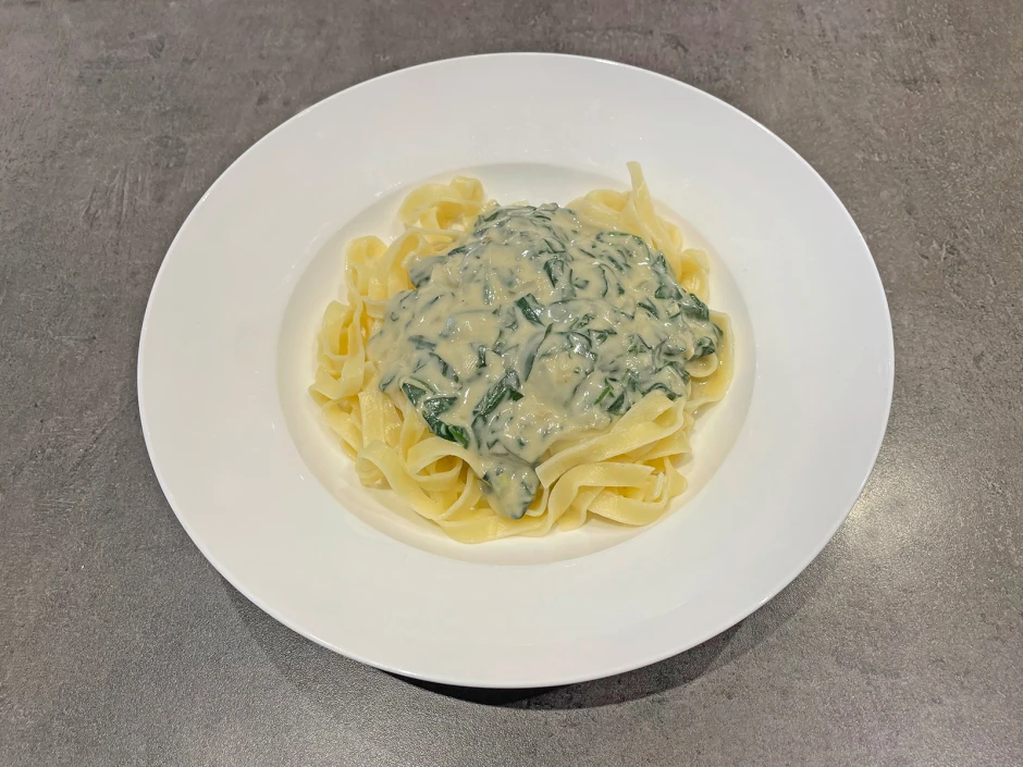 Tagliatelle mit Spinat-Mandelsauce