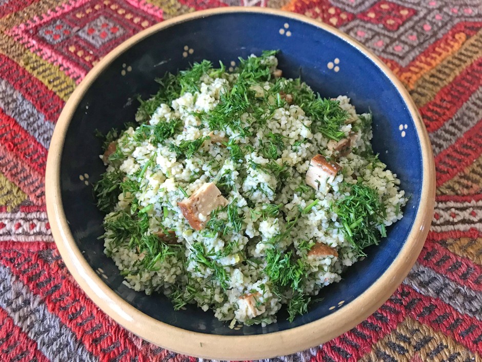 Couscoussalat mit Dill und geräuchertem Tofu