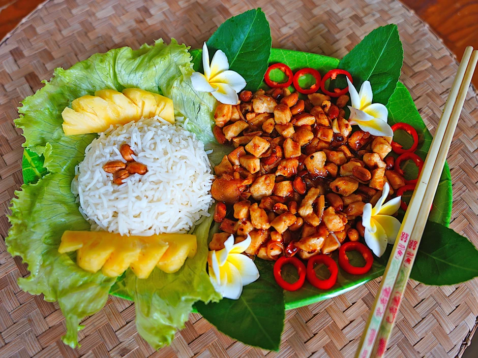 Hühnerfleisch mit Erdnüssen auf Szechuan-Art