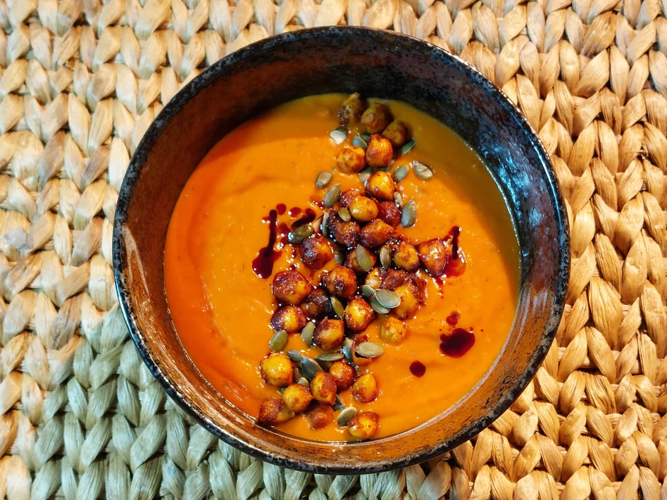 K&uuml;rbiscremesuppe mit Kichererbsen