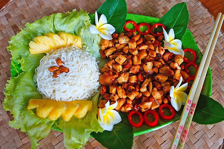 Hühnerfleisch mit Erdnüssen auf Szechuan-Art