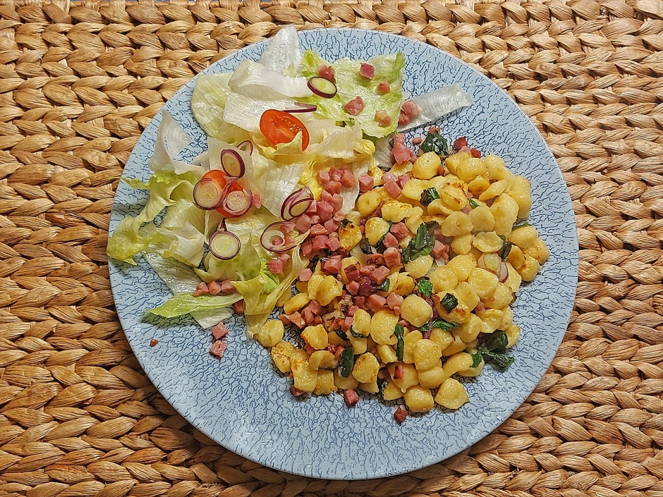 Kn&ouml;pfle mit B&auml;rlauchspeck und Blattsalat