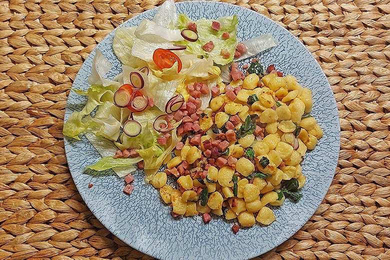 Knöpfle mit Bärlauchspeck und Blattsalat