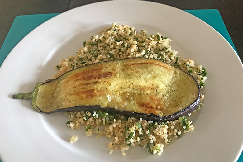 Gebratene Melanzani auf Bärlauch-Bulgur