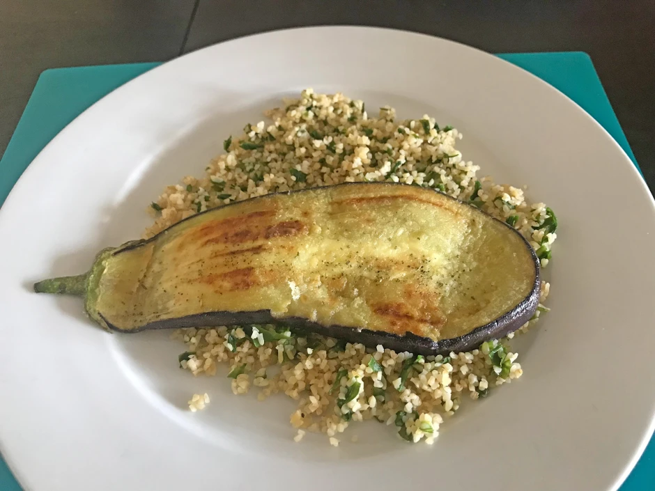 Gebratene Melanzani auf B&auml;rlauch-Bulgur