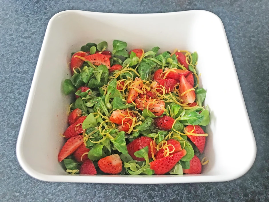 Erdbeer-Vogerlsalat mit Zitronen-Honig-Dressing