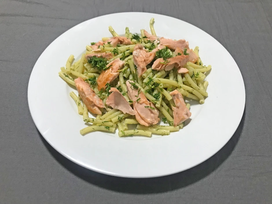 Warmer Nudelsalat mit Lachs