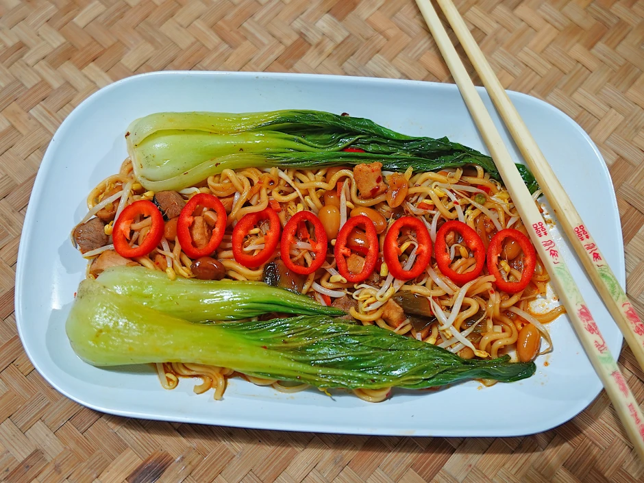 Gebratene Nudeln mit Pak Choi in w&uuml;rziger Sauce
