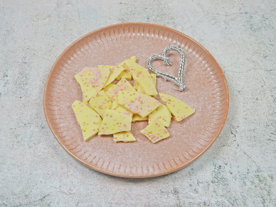 Weiße Bruchschokolade mit Glitzerstaub