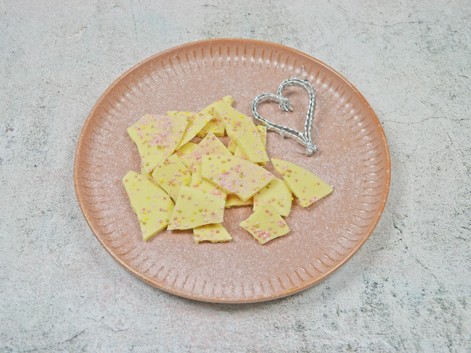 Weiße Bruchschokolade mit Glitzerstaub