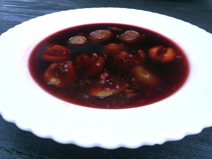 Weinsuppe mit Zwetschken