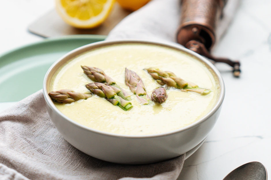 Spargelsuppe mit gr&uuml;nem Spargel