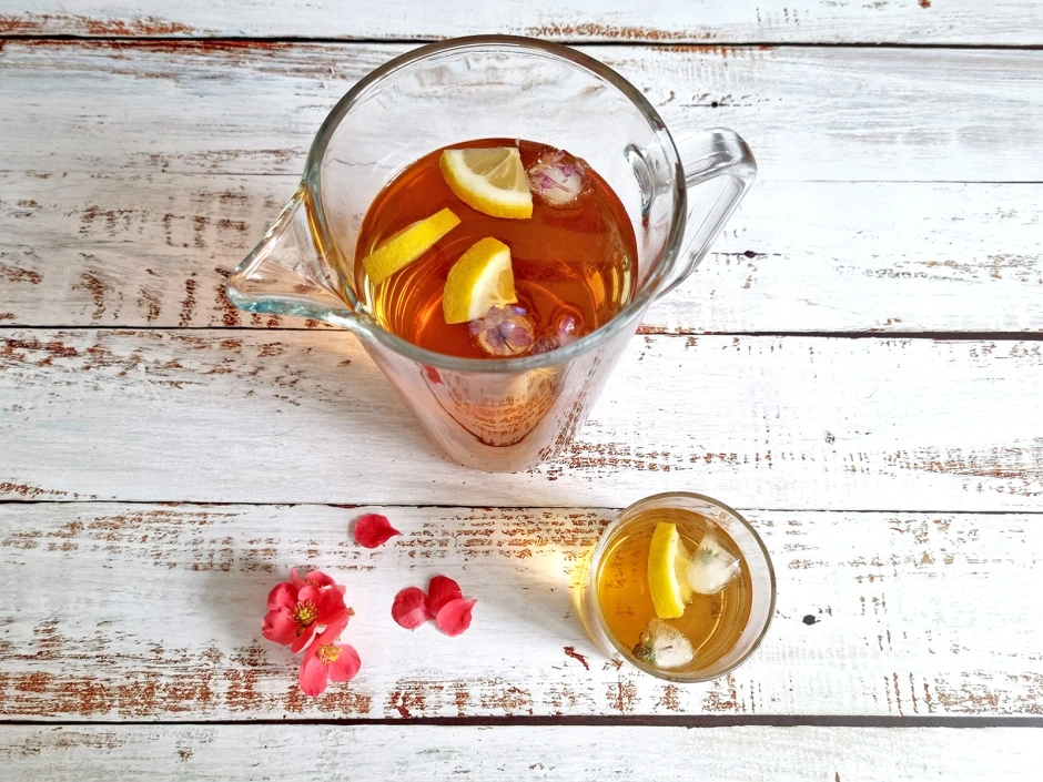 Kr&auml;uter-Eistee mit Bl&uuml;ten-Eisw&uuml;rfeln