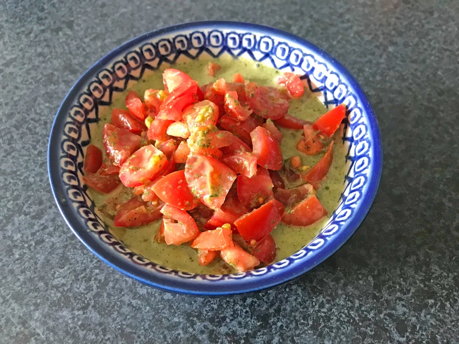 Paradeisersalat mit Brennnessel