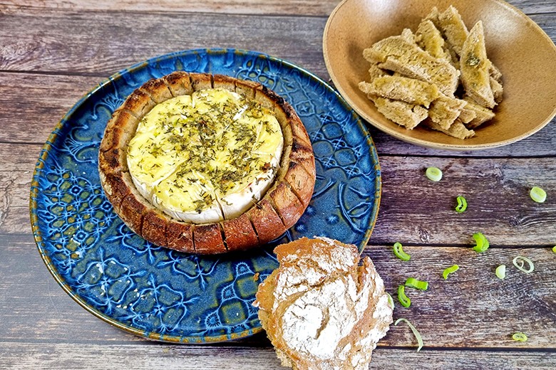 Gebackener Camembert im Brotlaib