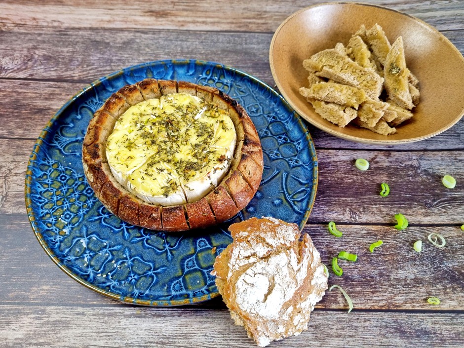 Gebackener Camembert im Brotlaib