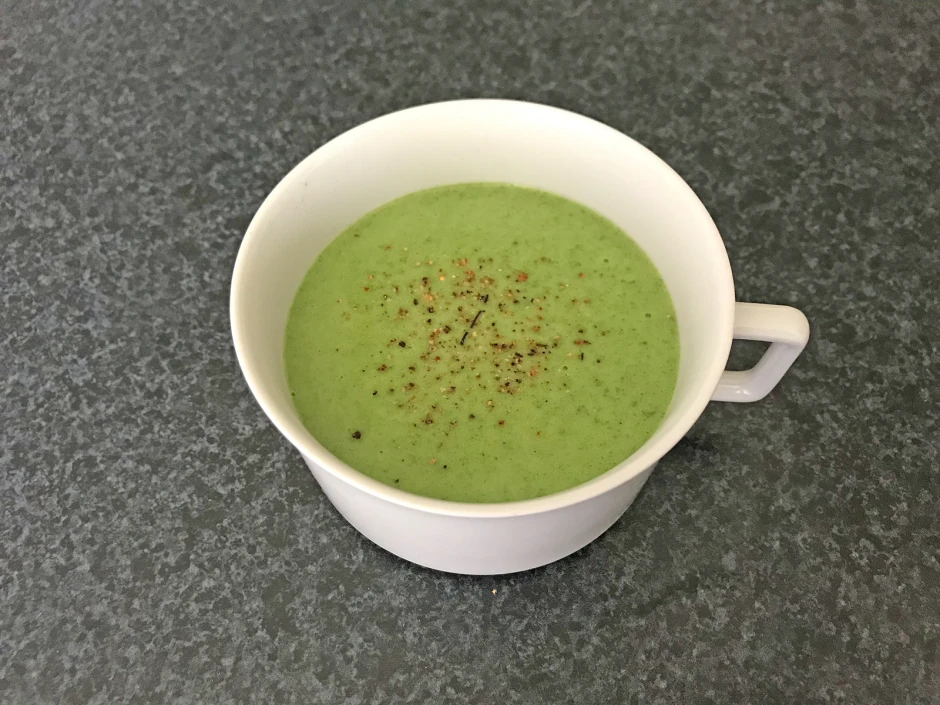 Wildkräutersuppe mit Frischkäse