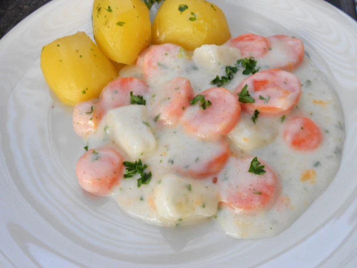 Kohlrabi-Karotten-Gem&uuml;se in Sahneso&szlig;e