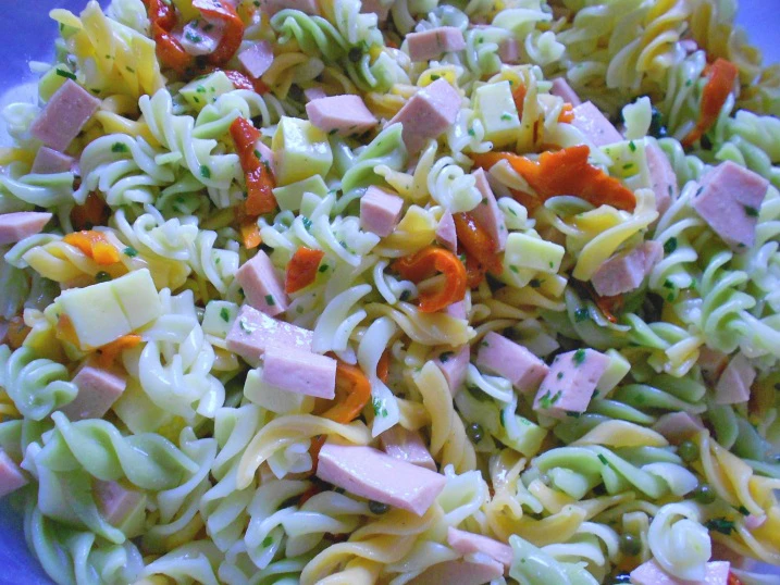 Bunter Nudelsalat mit gr&uuml;nem Pfeffer