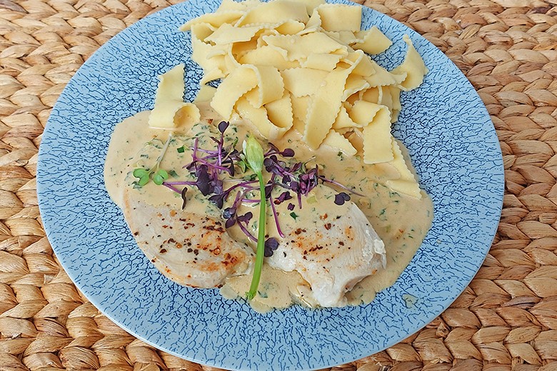 Putenschnitzel in Bärlauchrahmsoße